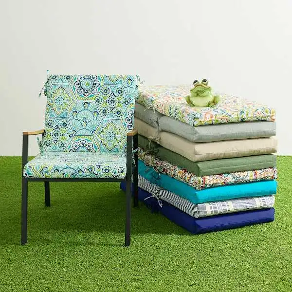 paisley-chili-hinged-outdoor-cushion (1)